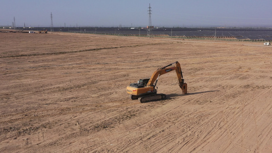 戈壁荒滩光伏发电场扩建施工现场视频