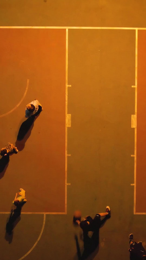 航拍城市夜晚篮球场上运动健身打篮球比赛的人群素材篮球素材51秒视频