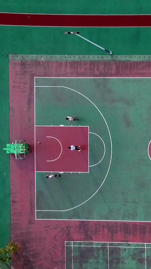 航拍篮球场打篮球15秒视频