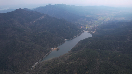 航拍湖北5A级旅游景区峡谷中的河流木兰天池自然风光4k素材视频