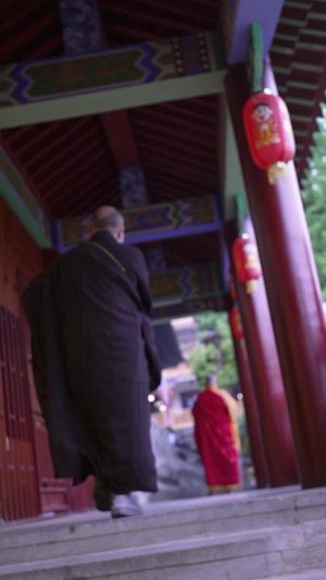 慢镜头升格拍摄传统节日清明节寺庙宗教祭拜僧人背影古建筑60秒视频