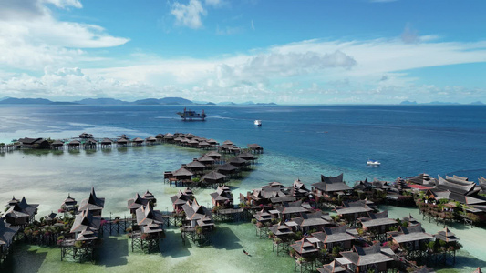 高清航拍马来西亚仙本那MBW水屋亲近巴瑶族人北纬4°的湛蓝玻璃海水屋视频