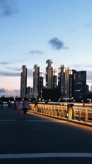 海滨城市人物假期海边夜景休闲合集城市生活105秒视频