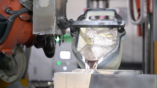 4k实拍工厂自动化浇铸钢水视频
