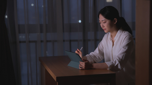 夜晚女性用平板电脑办公[女同胞]视频