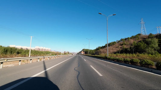 开车第一视角沿途风景 行驶在公路上视频