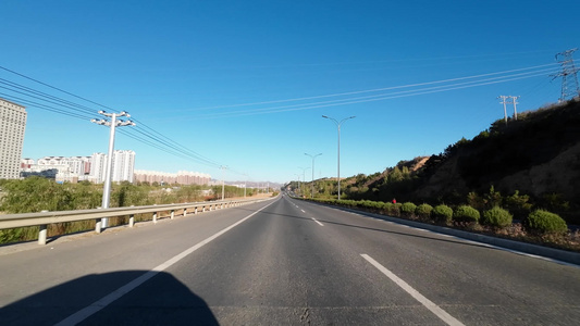 开车第一视角沿途风景 行驶在公路上视频