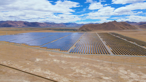 4k航拍大型太阳能发电站新能源电能山地光伏电站光伏新能源电站88秒视频