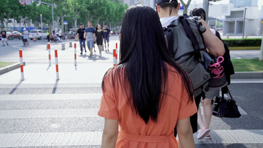 穿裙子的女人在人群中穿过城市斑马线视频