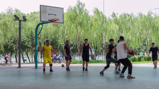 玩篮球的年轻人视频
