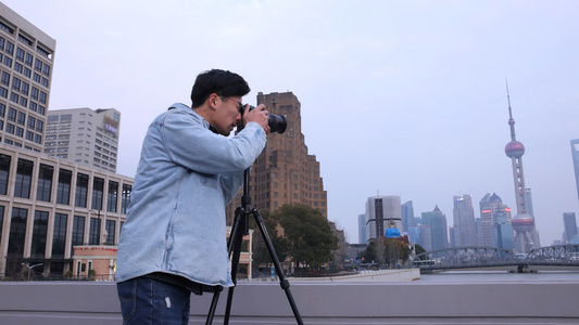 拍摄城市风光的摄影师视频