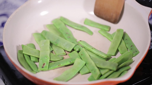 平底锅炒扁豆豆角视频