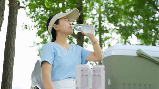 4K实拍夏日美女户外露营喝水视频素材视频