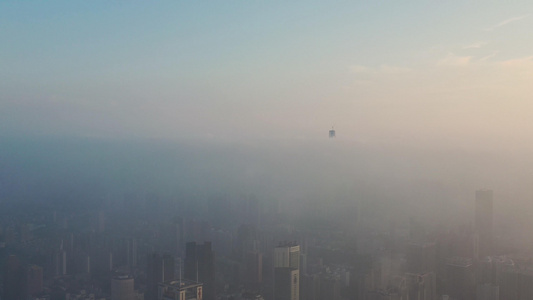 航拍平流雾中的城市和直插云霄的摩天大楼视频