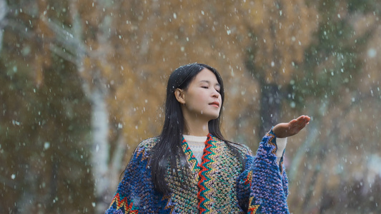 4K升格大雪纷飞中的少女视频