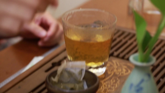 沏茶泡茶茶包视频