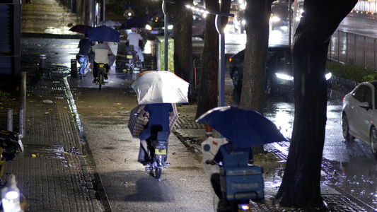 城市下雨天马路街道夜晚素材视频
