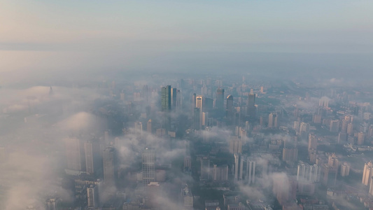 航拍日出平流雾下的南京新街口视频