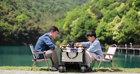 父子在湖边下棋 中国象棋 踏青 春游视频