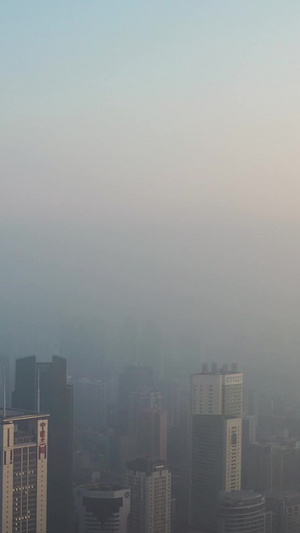 航拍平流雾中的城市和直插云霄的摩天大楼31秒视频