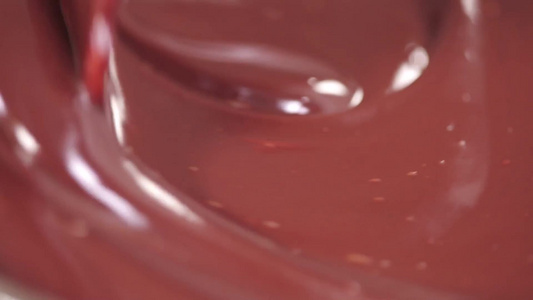 巧克力颗粒加奶油隔水加热融化巧克力酱视频