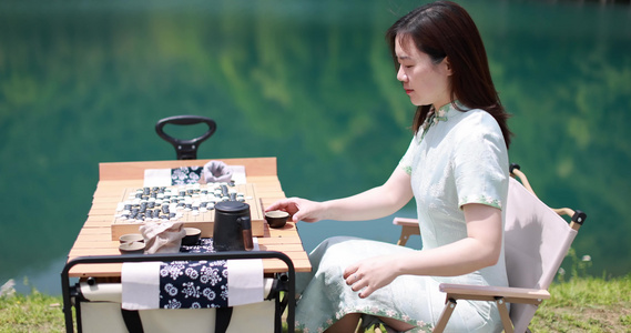坐在湖边喝茶的美女 喝茶 茶文化视频