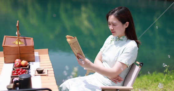 坐在湖边看书的美女 阅读 女性成长视频