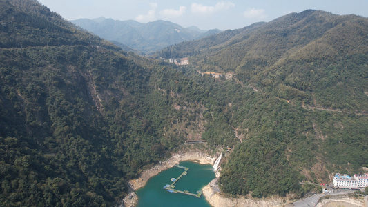 航拍湖南郴州旅游5A级景区东江湖龙江峡谷群山瀑布4k素材视频