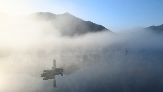 神农架5A景区大九湖清晨晨雾中国风帆船航拍环绕4K视频