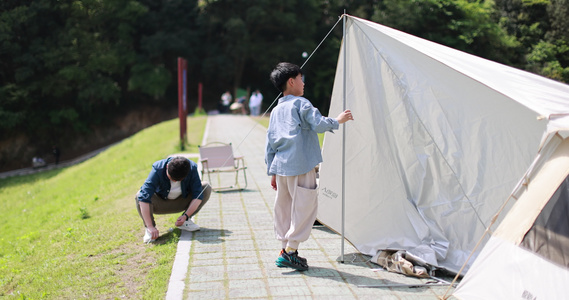 一对父子正在湖边扎帐篷 露营 踏青视频