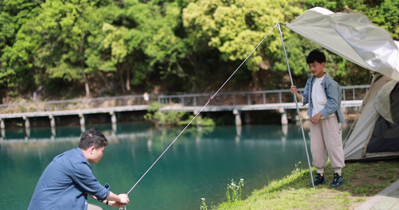 一对父子正在湖边扎帐篷 露营 踏青视频