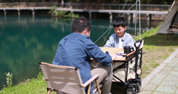 父子在湖边下围棋 踏青 春游视频