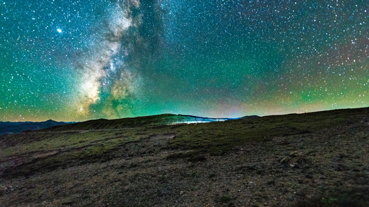 8K西藏业拉山口星空延时视频