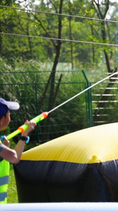 夏天亲子玩耍水枪大战夏天玩水视频