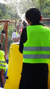 夏天亲子玩耍水枪大战夏天玩水视频