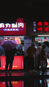 素材升格拍摄慢镜头城市下雨天夜晚美食街慢动作视频