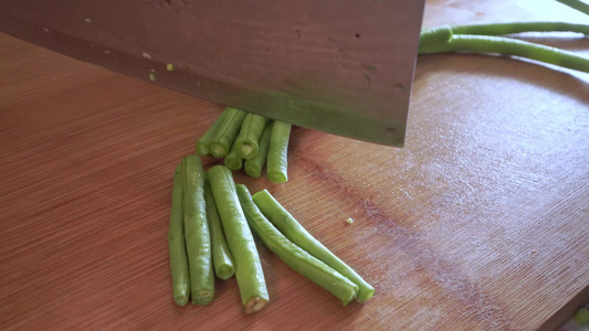 时蔬美食制作豇豆切段视频