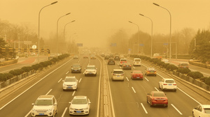 实拍沙尘暴北京二环路安定门东大街交通30秒视频