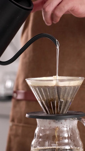 竖屏咖啡师冲咖啡特写镜头做咖啡视频