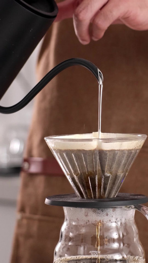 竖屏咖啡师冲咖啡特写镜头做咖啡14秒视频
