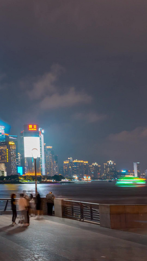 延时雨中的上海外滩上海延时9秒视频