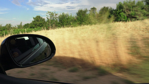 农村公路驾驶汽车后视镜中道路的一面图景19秒视频