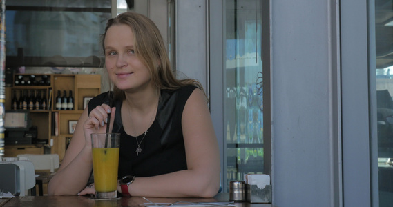 在咖啡馆喝着果汁的年轻女性视频