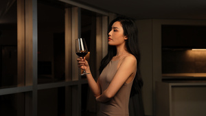 美女独自一人喝着红酒欣赏窗外风景30秒视频