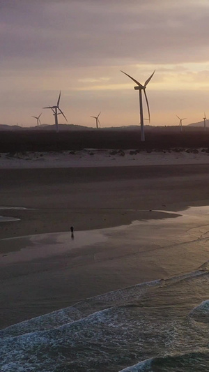 夕阳下的海滩和风车长江澳风车田49秒视频