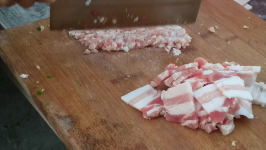  切肉切新鲜猪肉视频
