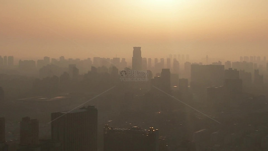 城市清晨高楼建筑迷雾日出航拍视频