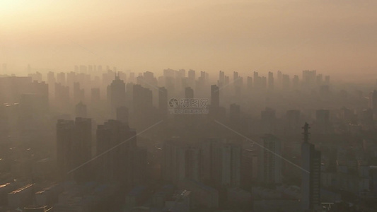 城市清晨高楼建筑迷雾日出航拍视频