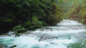 小瀑布和流淌的河水36秒视频