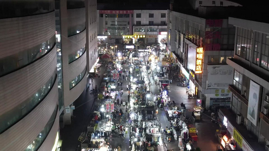 城市步行街夜景地摊人流航拍视频